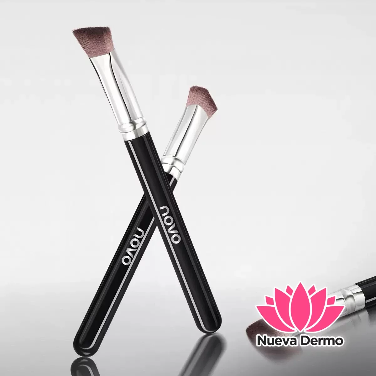 Brocha triangular suave p/ aplicar iluminador Novo #9136