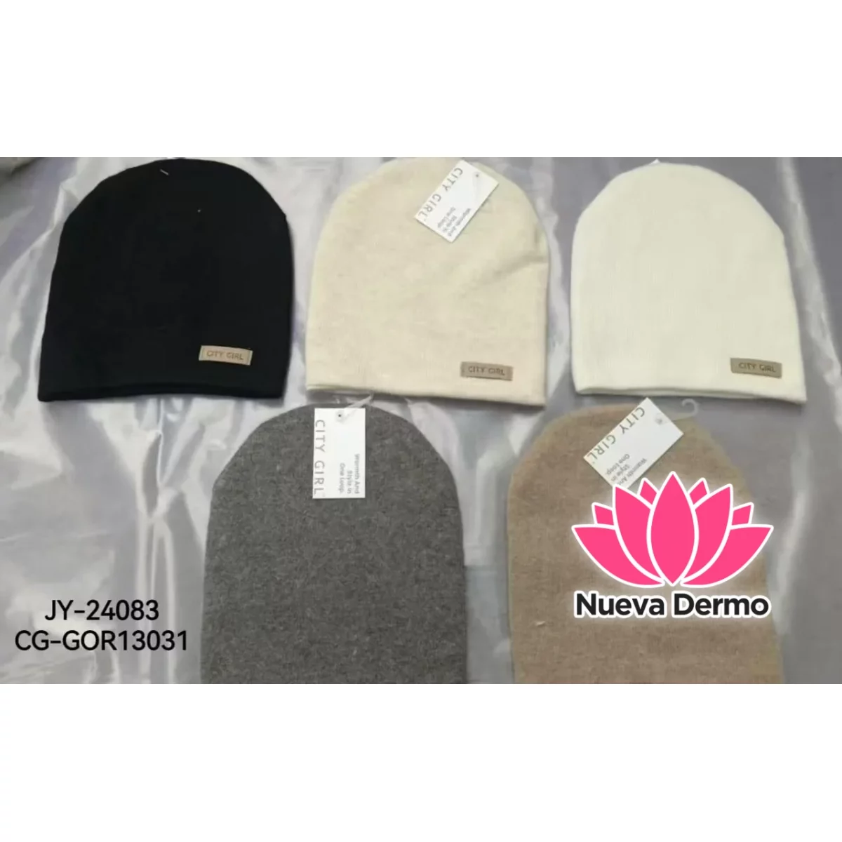 GORRO BEANIE LISO CON ETIQUETA